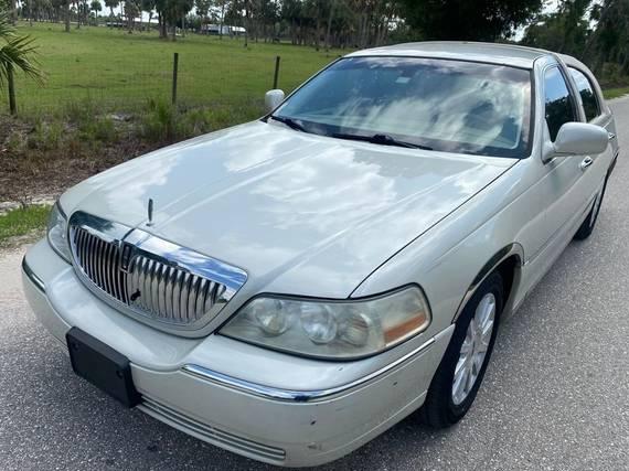 LINCOLN TOWN CAR 2007 1LNHM81VX7Y620023 image